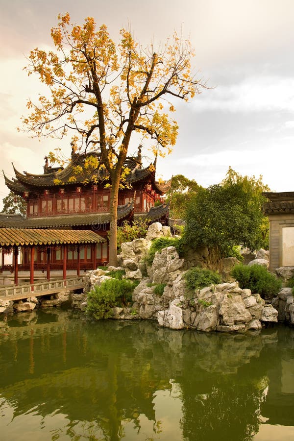 Pagod på offentliga trädgårdar av den Yuyuan trädgården i Shanghai royaltyfri bild