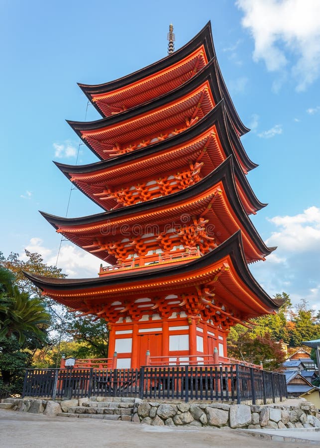 pagoda Cinque-leggendaria al santuario di Toyokuni a Miyajima fotografia stock libera da diritti pagoda Cinque-leggendaria al santuario di Toyokuni a Miyajima fotografia stock libera da diritti
