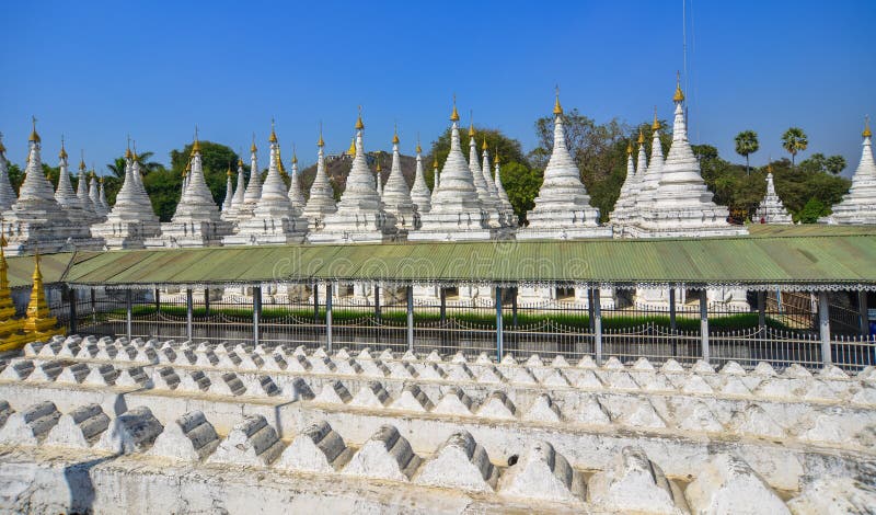 Pagoda de Kuthodaw en Mandalay, Myanmar imagen de archivo Pagoda de Kuthodaw en Mandalay, Myanmar imagen de archivo