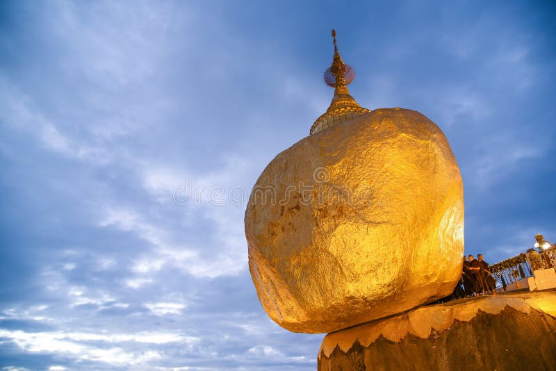 Pagoda de Kyaiktiyo ou roche d'or dans Myanmar photos libres de droits Pagoda de Kyaiktiyo ou roche d'or dans Myanmar photos libres de droits
