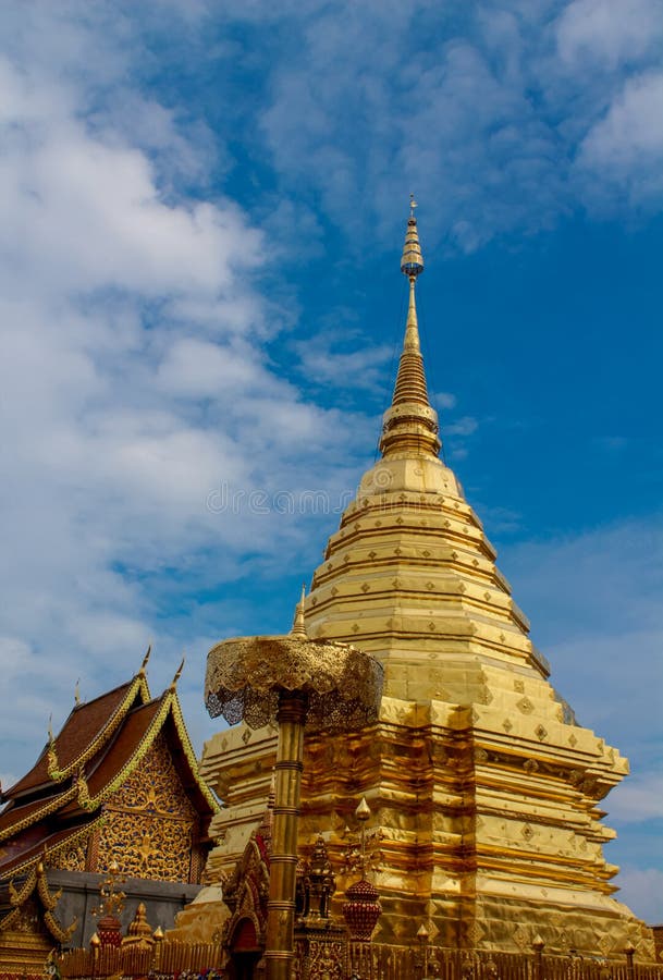 Pagoda de oro del templo budista de Doi Suthep en Tailandia imagen de archivo libre de regalías Pagoda de oro del templo budista de Doi Suthep en Tailandia imagen de archivo libre de regalías