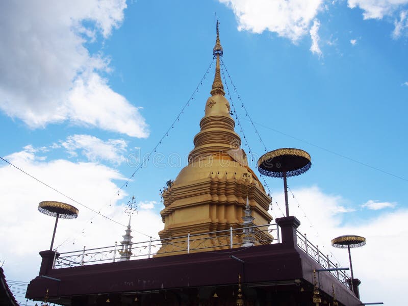 Pagoda de oro en templo tailandés con el fondo del cielo azul imágenes de archivo libres de regalías Pagoda de oro en templo tailandés con el fondo del cielo azul imágenes de archivo libres de regalías