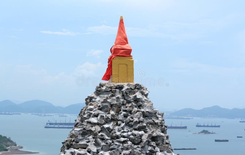 Pagoda de piedra vieja en la isla de Srichang, Tailandia foto de archivo libre de regalías Pagoda de piedra vieja en la isla de Srichang, Tailandia foto de archivo libre de regalías