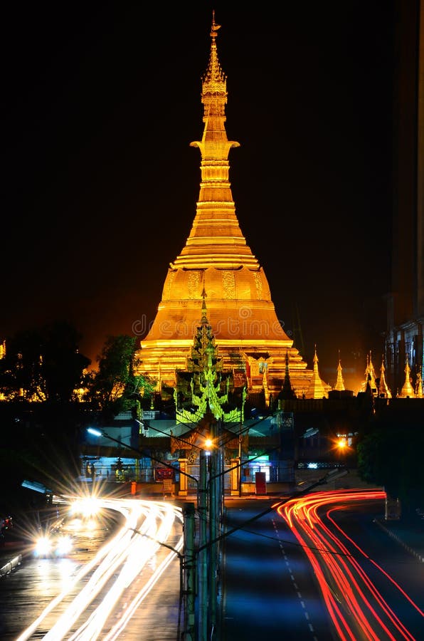 Pagoda de Sule la nuit, Yangon, Myanmar photos stock Pagoda de Sule la nuit, Yangon, Myanmar photos stock