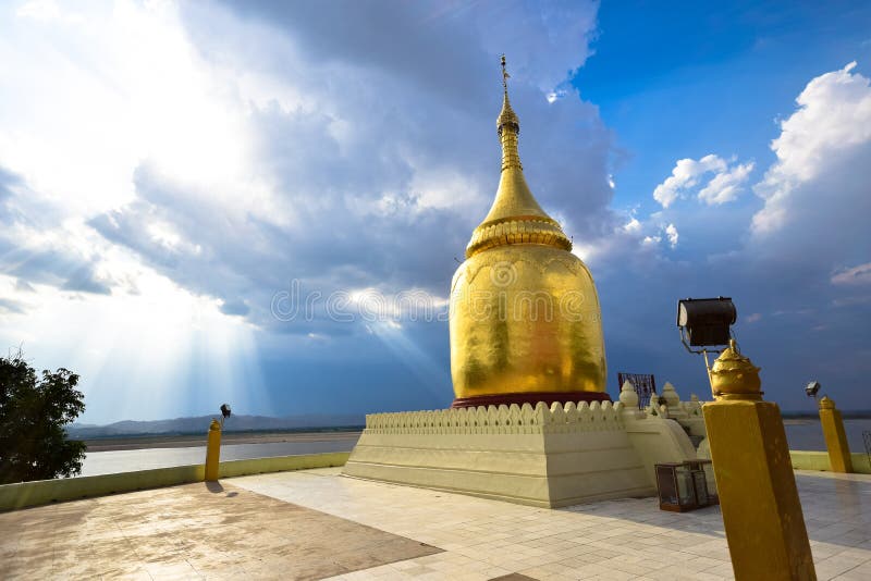 Pagoda di Bupaya, pagoda dorata in Bagan, Myanmar immagine stock libera da diritti Pagoda di Bupaya, pagoda dorata in Bagan, Myanmar immagine stock libera da diritti