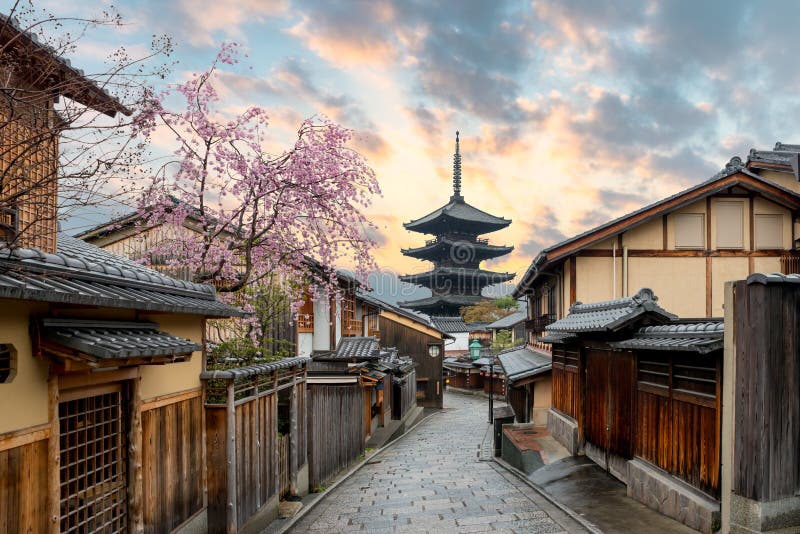 Pagoda di Yasaka e via di Sannen Zaka con il fiore di ciliegia in