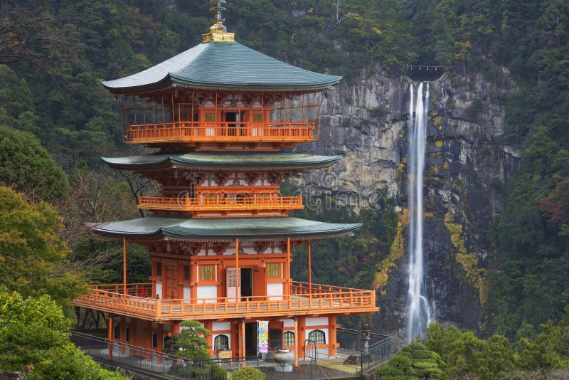 Pagoda i Nachi Spadamy w Wakayama prefekturze, Japonia obrazy royalty free Pagoda i Nachi Spadamy w Wakayama prefekturze, Japonia obrazy royalty free