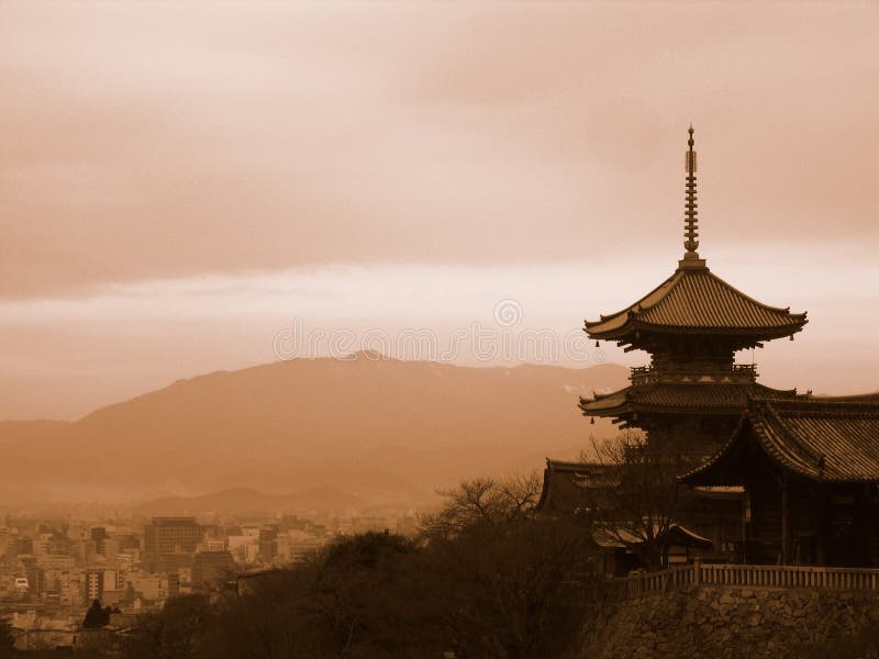 Nachází se na kopci východní Kyoto, chrám kijomizu-dera (čistá voda, chrám), chrám je jeden z nejpopulárnějších chrámů v Kjótu a jednoho Světového kulturního Dědictví unesco od roku 1994.