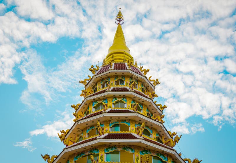 Pagoda tailandesa del estilo de Wat Huay Pla Kung Temple Chiang Rai Thailan foto de archivo Pagoda tailandesa del estilo de Wat Huay Pla Kung Temple Chiang Rai Thailan foto de archivo