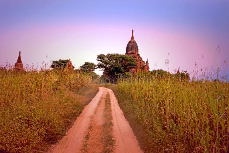 Pagodas antiguas en el campo de Bagan en Myanmar fotos de archivo Pagodas antiguas en el campo de Bagan en Myanmar fotos de archivo