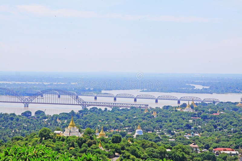 Pagodas de colline de Sagaing et rivière d'Irrawaddy, Sagaing, Myanmar photo stock Pagodas de colline de Sagaing et rivière d'Irrawaddy, Sagaing, Myanmar photo stock