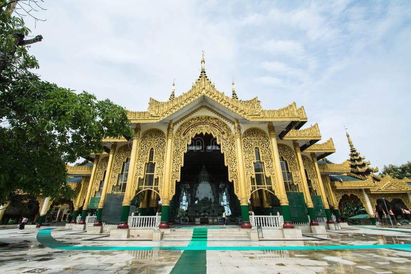 Pagode de Kyauk Taw Gyi do templo em Yangon, Myanmar (Burma) são public domain ou tesouro do budismo foto de stock Pagode de Kyauk Taw Gyi do templo em Yangon, Myanmar (Burma) são public domain ou tesouro do budismo foto de stock