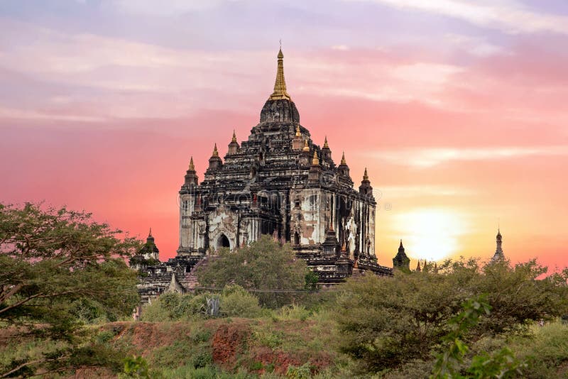 Pagode de Shwe Sandaw em Bagan no por do sol em Myanmar imagens de stock royalty free Pagode de Shwe Sandaw em Bagan no por do sol em Myanmar imagens de stock royalty free