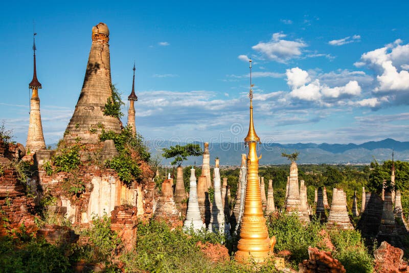 Pagode di Shwe Indein nel villaggio di Indein, Myanmar immagine stock Pagode di Shwe Indein nel villaggio di Indein, Myanmar immagine stock