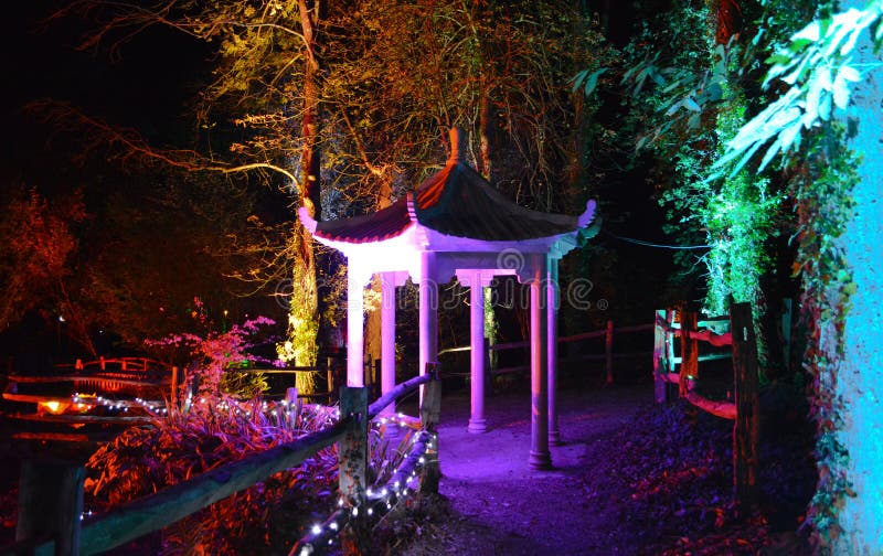 Pagode iluminado na noite fotografia de stock Pagode iluminado na noite fotografia de stock