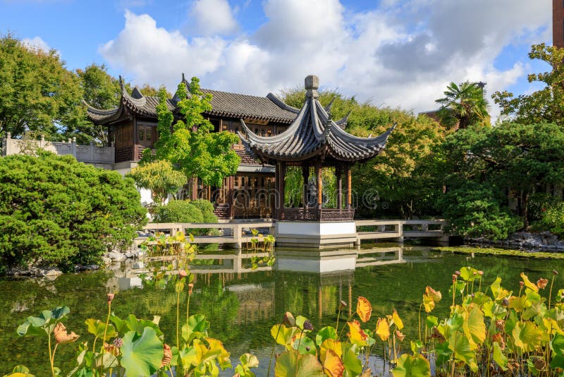 Pagode que reflete em uma lagoa em Lan Su Chinese Garden, em Portland