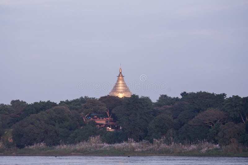 Pagodenansicht vom Irrawaddy-Fluss lizenzfreie stockfotos Pagodenansicht vom Irrawaddy-Fluss lizenzfreie stockfotos