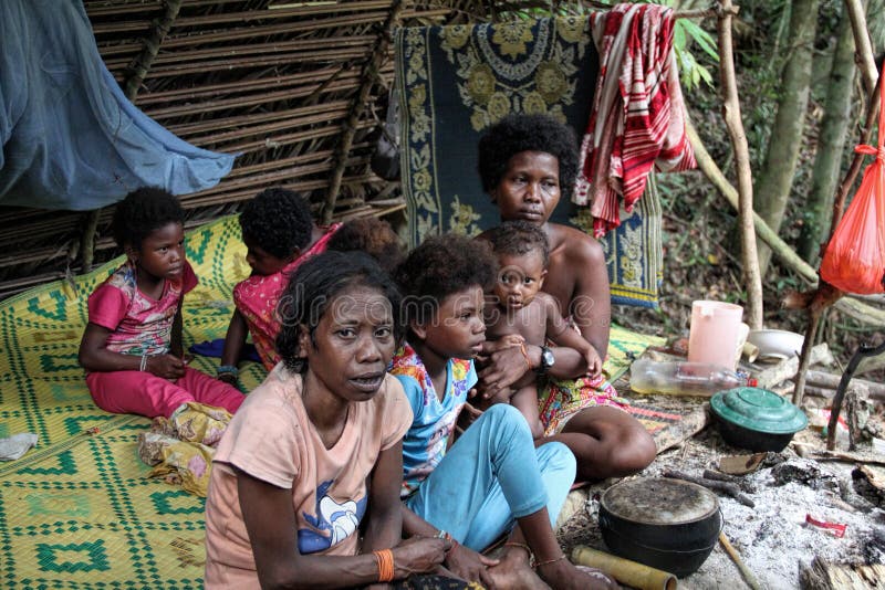 PAHANG, MALÁSIA 9 DE DEZEMBRO DE 2015: mulheres e crianças do tribo nativo de Batek Negritos do malaio que descansa no seu