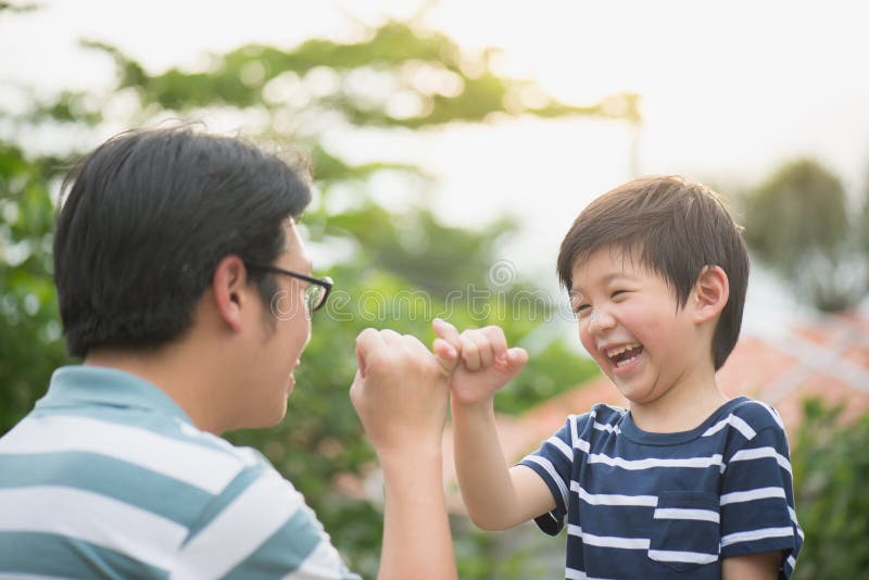 Pai asiático e seu filho que fazem uma promessa do dedo mínimo fotos de stock Pai asiático e seu filho que fazem uma promessa do dedo mínimo fotos de stock
