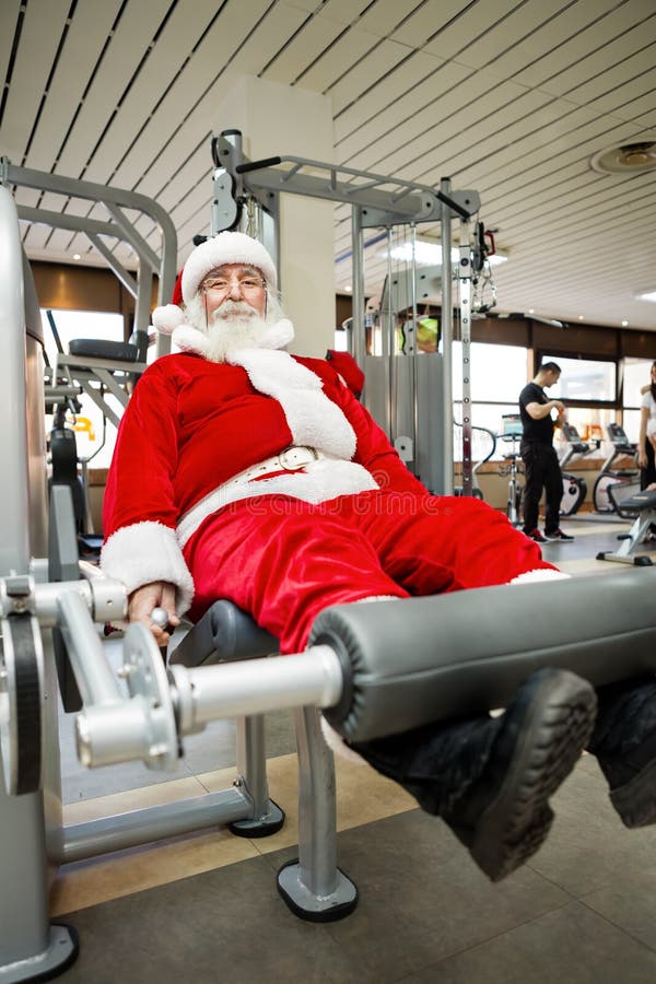 Pai Christmas que faz exercícios no gym imagens de stock Pai Christmas que faz exercícios no gym imagens de stock