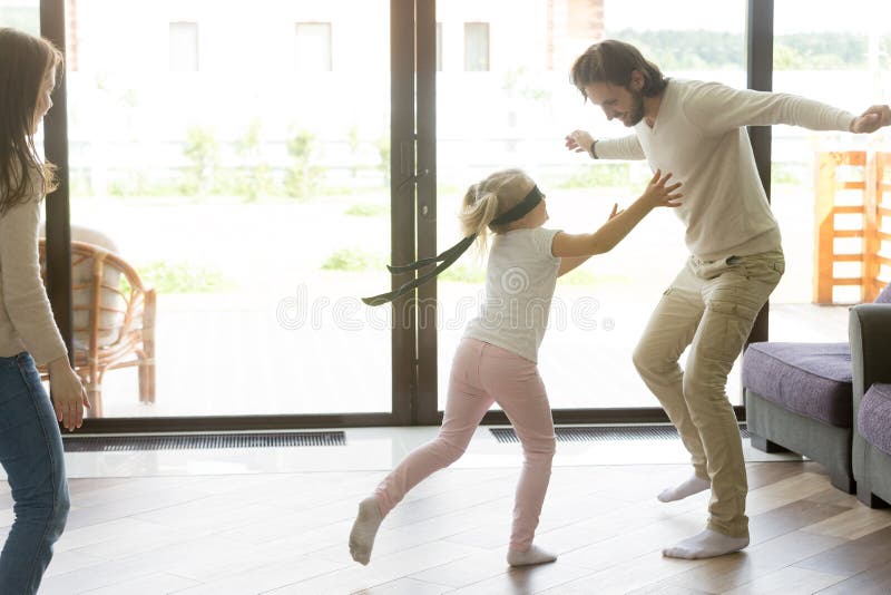 Pais De Travamento Da Menina De Olhos Vendados Que Jogam O Jogo Do  Esconde-esconde Foto de Stock - Imagem de amor, movimento: 143988726