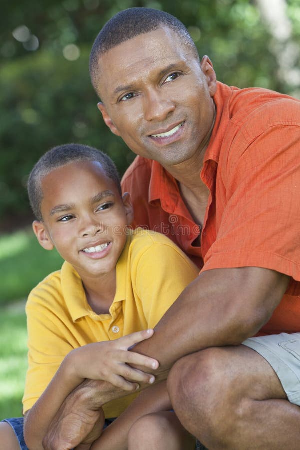 Pai do americano africano e família do filho fora imagens de stock royalty free Pai do americano africano e família do filho fora imagens de stock royalty free