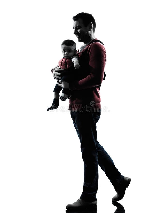 Silhueta de um pai a passear com o bebé imagem de stock royalty free