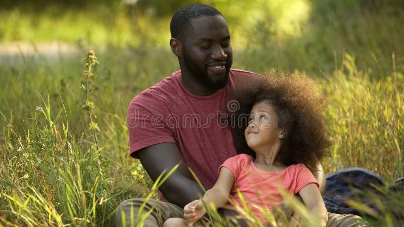 Pai do progenitor que toma da filha pequena estimada com cabelo encaracolado
