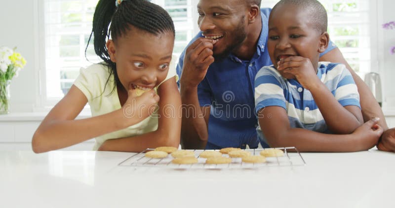 Criança Animada Comendo Pipoca Assistindo Televisão Filme Esportivo Serial  Game Online Filme De Mídia Social Imagem de Stock - Imagem de pupila,  filme: 266022755