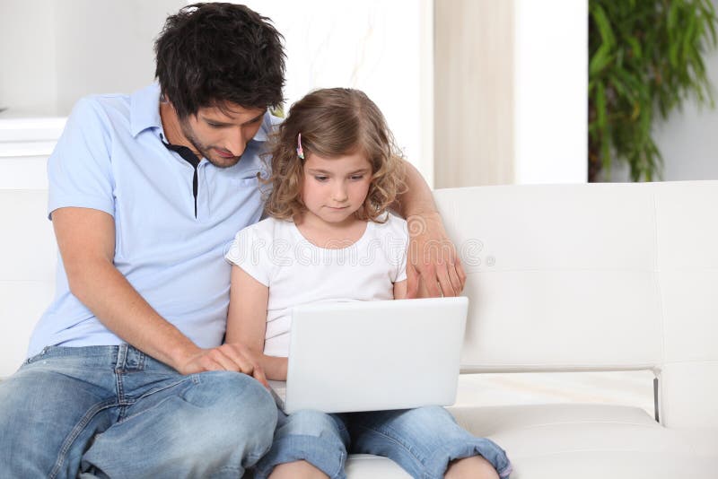 Pai e filha em casa imagem de stock Pai e filha em casa imagem de stock