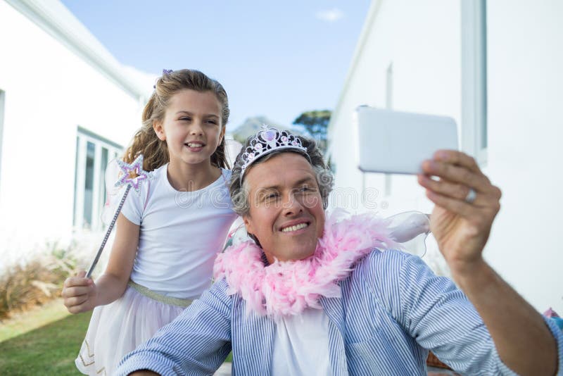 Pai e filha que tomam o selfie no telefone celular fotos de stock royalty free Pai e filha que tomam o selfie no telefone celular fotos de stock royalty free