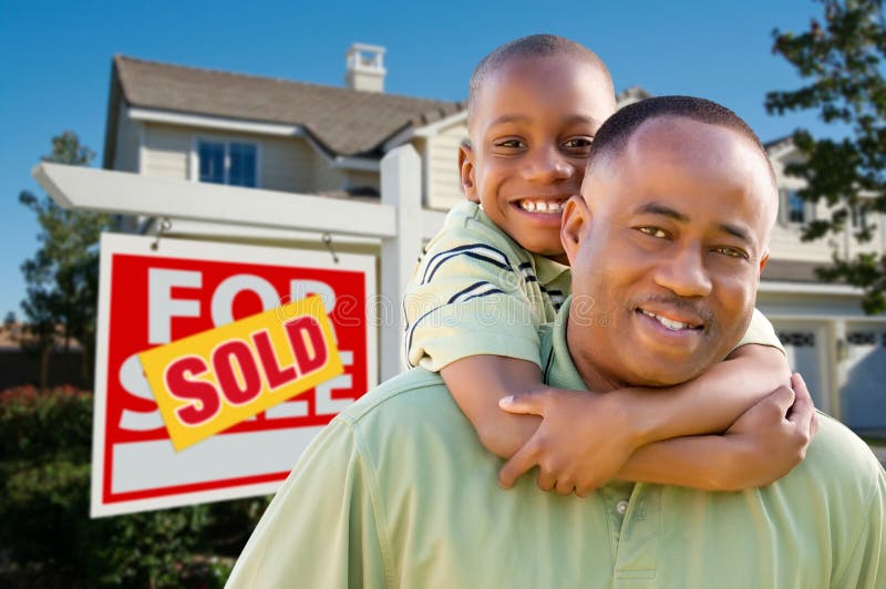 Pai e filho com sinal e HOME dos bens imobiliários imagens de stock royalty free Pai e filho com sinal e HOME dos bens imobiliários imagens de stock royalty free