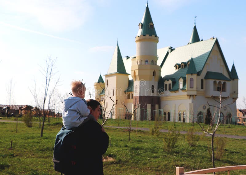 Pai e filho contra o contexto do castelo O conceito do curso imagem de stock Pai e filho contra o contexto do castelo O conceito do curso imagem de stock