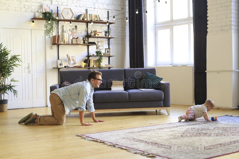 Pai e filho jogam em casa imagens de stock