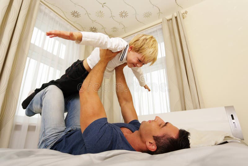 Pai e filho a brincar em casa foto de stock