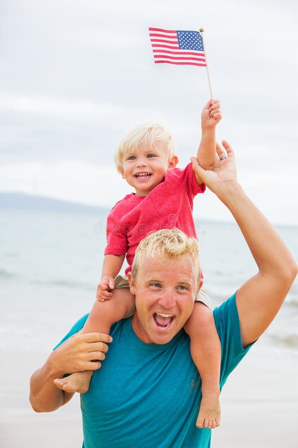 Pai e filho que jogam na praia foto de stock Pai e filho que jogam na praia foto de stock