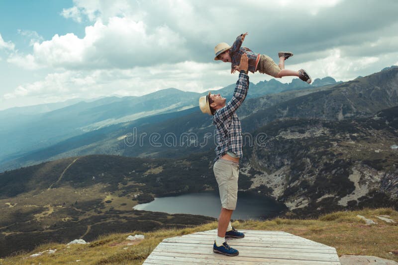 Pai e filho que viajam em montanhas Bulgária de Rila imagem de stock Pai e filho que viajam em montanhas Bulgária de Rila imagem de stock