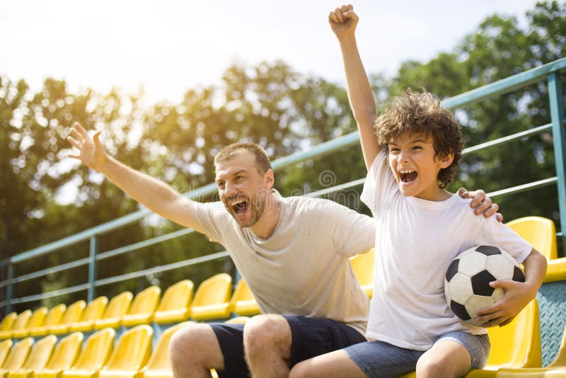 Esportivo Ensinando Garoto a Jogar Basquete Lá Fora Imagem de Stock -  Imagem de divertimento, objetivo: 216521365