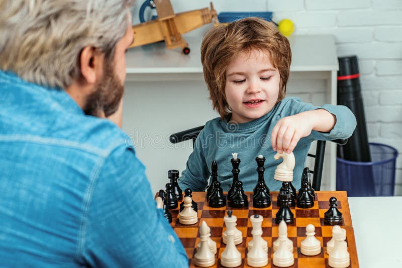 Feliz Pai E Filho Jogando Xadrez No Fotos e imagens sem royalties