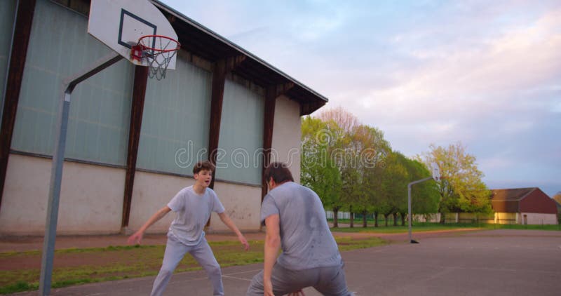 Pessoas jogando basquete