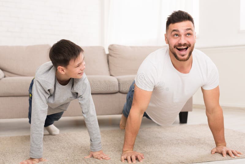 Esportivo Ensinando Garoto a Jogar Basquete Lá Fora Imagem de Stock -  Imagem de divertimento, objetivo: 216521365