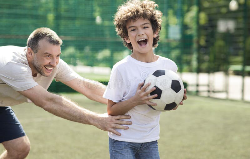 Esportivo Ensinando Garoto a Jogar Basquete Lá Fora Foto de Stock - Imagem  de atividade, objetivo: 216416036