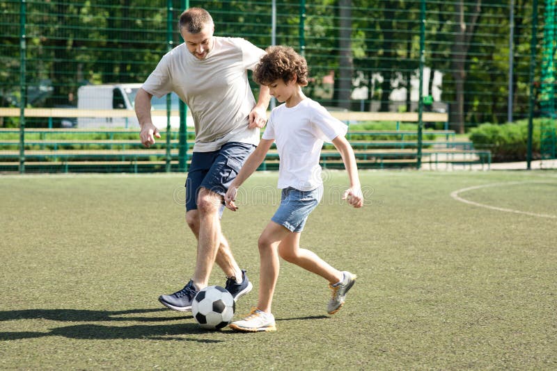 Esportivo Ensinando Garoto a Jogar Basquete Lá Fora Imagem de Stock -  Imagem de divertimento, objetivo: 216521365