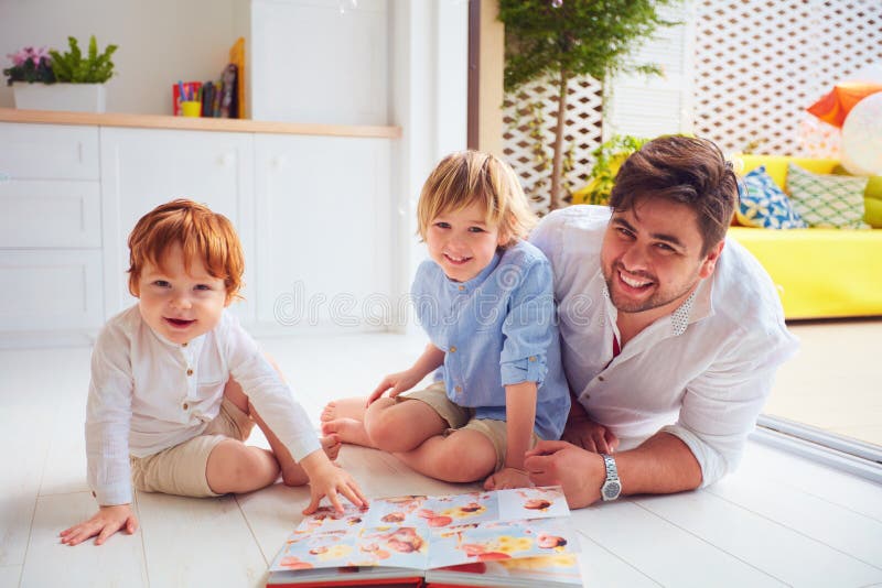 Família Americana Feliz Que Joga Com Construtor Em Casa Mãe E Pai Que  Ajudam a Construir a Construção Com Tijolos Imagem de Stock - Imagem de  menino, lazer: 132681749