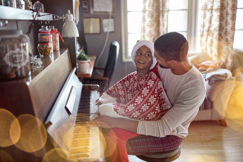 Pai Com a Menina Da Criança Na Música Do Jogo Do Natal No Piano Imagem de  Stock - Imagem de jogar, bonito: 134579623