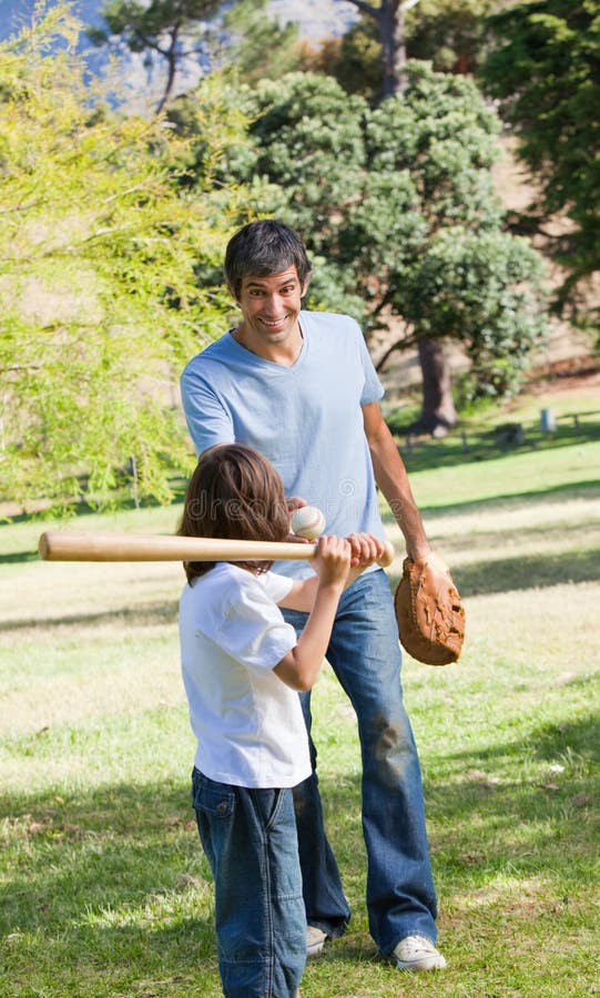 Pai feliz e seu filho que jogam o basebol imagens de stock royalty free Pai feliz e seu filho que jogam o basebol imagens de stock royalty free