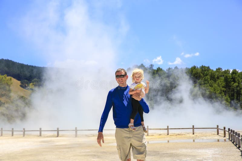 Pai feliz novo com filha pequena Wai-O-Tapu AR térmica fotos de stock Pai feliz novo com filha pequena Wai-O-Tapu AR térmica fotos de stock