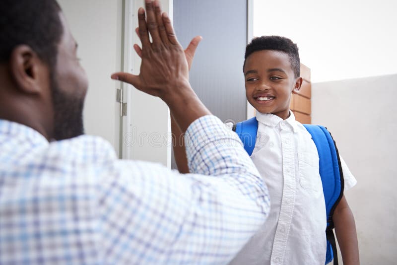 Pai Giving Son High cinco como sae para a escola imagens de stock Pai Giving Son High cinco como sae para a escola imagens de stock