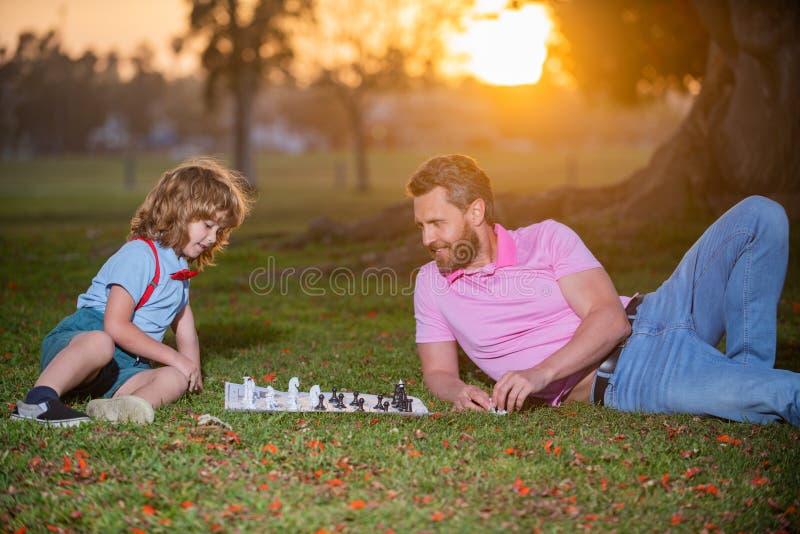 Feliz Pai E Filho Jogando Xadrez No Fotos e imagens sem royalties