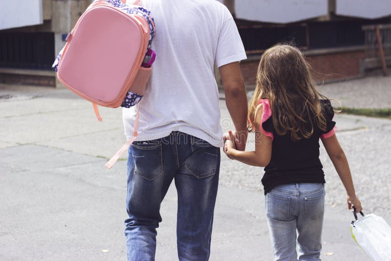Pai levando sua filha para a escola. com espaço de cópia fotos de stock Pai levando sua filha para a escola. com espaço de cópia fotos de stock